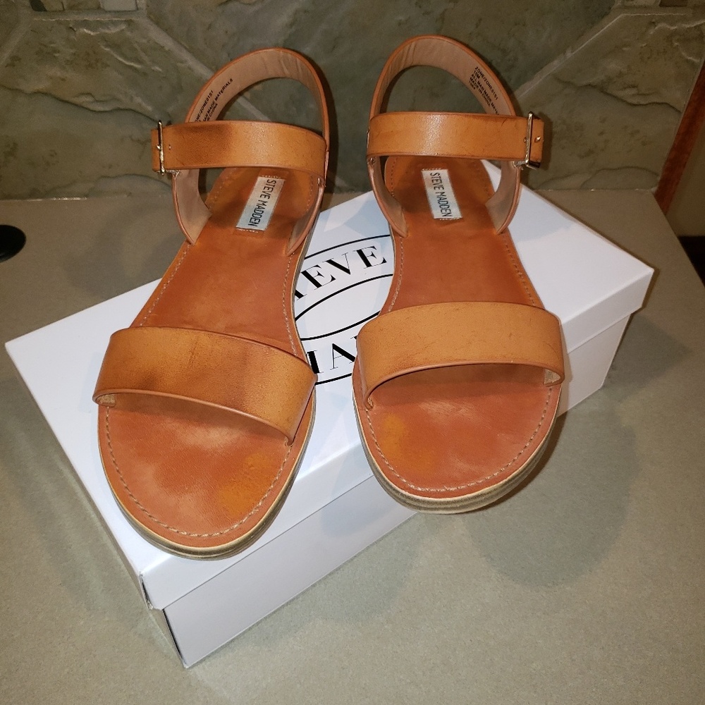 Steve Madden Zone Sandal - Color Cognac